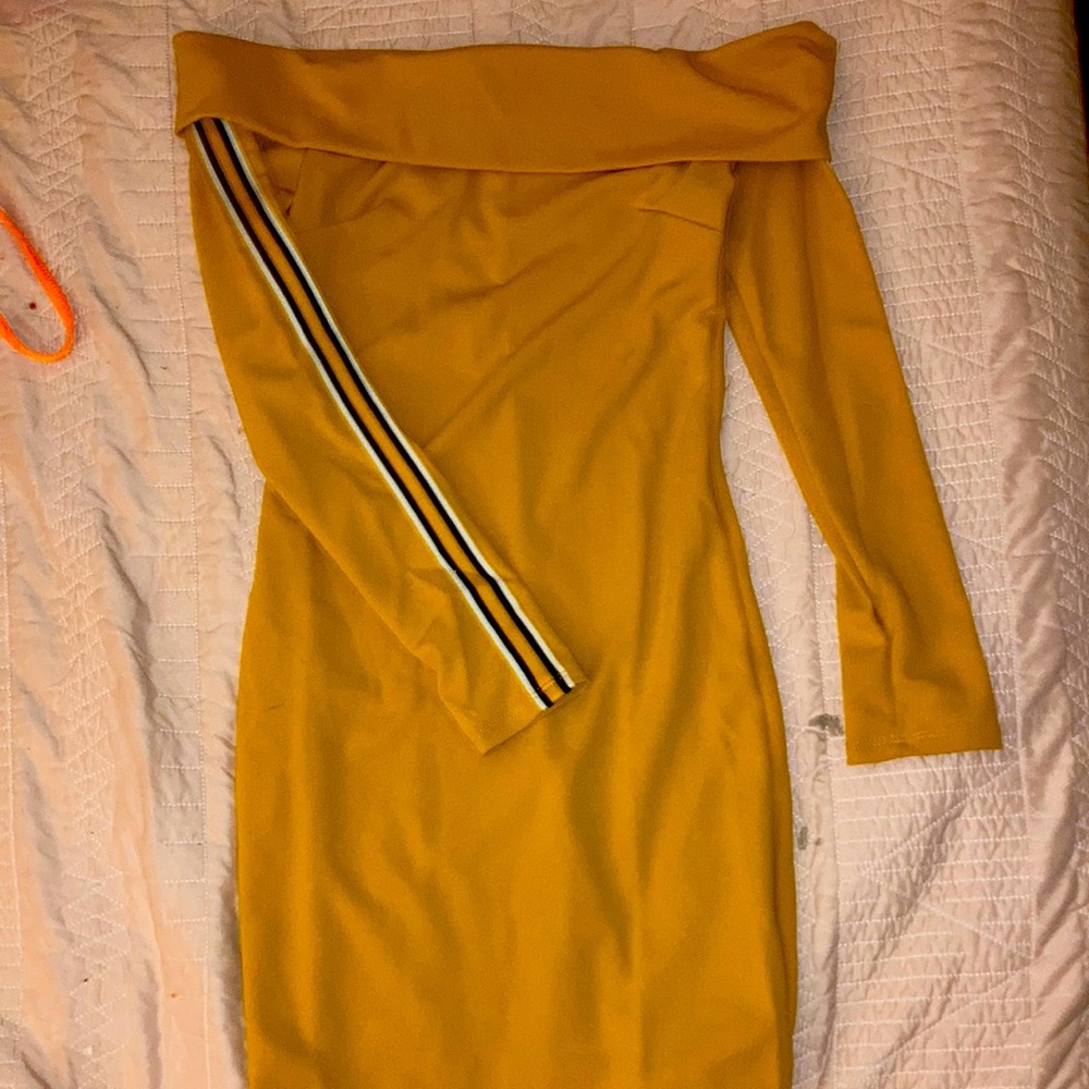 Yellow goldish fitted mid dress